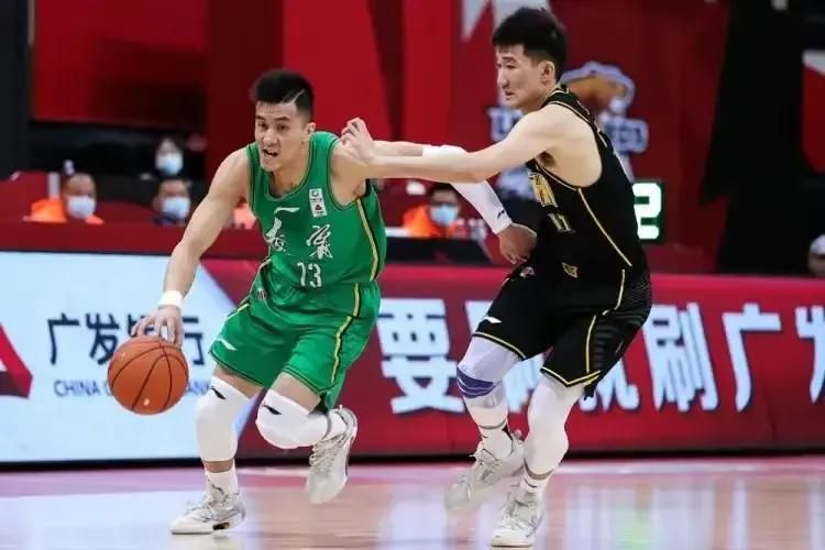 爱德华兹44分小哈达威32分东契奇缺阵森林狼送独行侠连败NBA常规赛激战正酣，西部领头羊森林狼主场迎战独行侠，东契奇此役因左股四头肌酸痛缺阵，独行侠上场不敌骑士，目前18胜13负暂列西部第6位，森林狼22胜7负稳居西部头名。